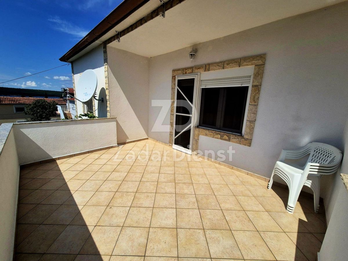 Casa con 2 unità abitative e vista mare a Gornji Karin