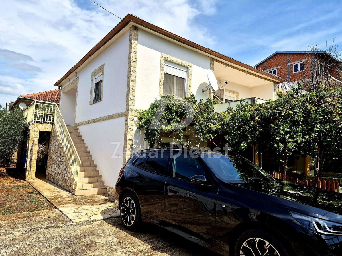 Casa con 2 unità abitative e vista mare a Gornji Karin