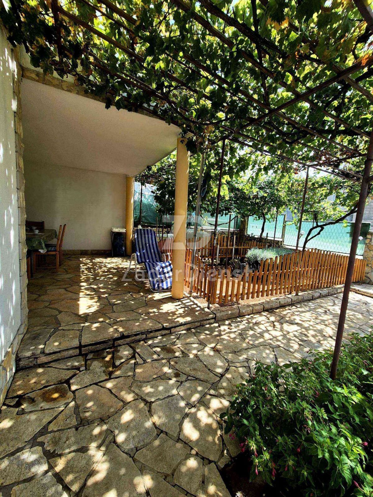 Casa con 2 unità abitative e vista mare a Gornji Karin