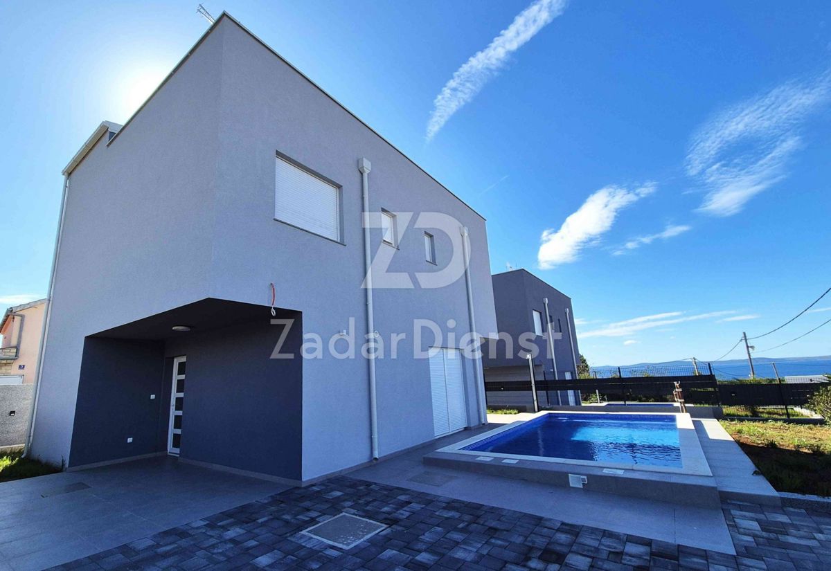 Villa moderna con piscina in una nuova costruzione sull'isola di Vir