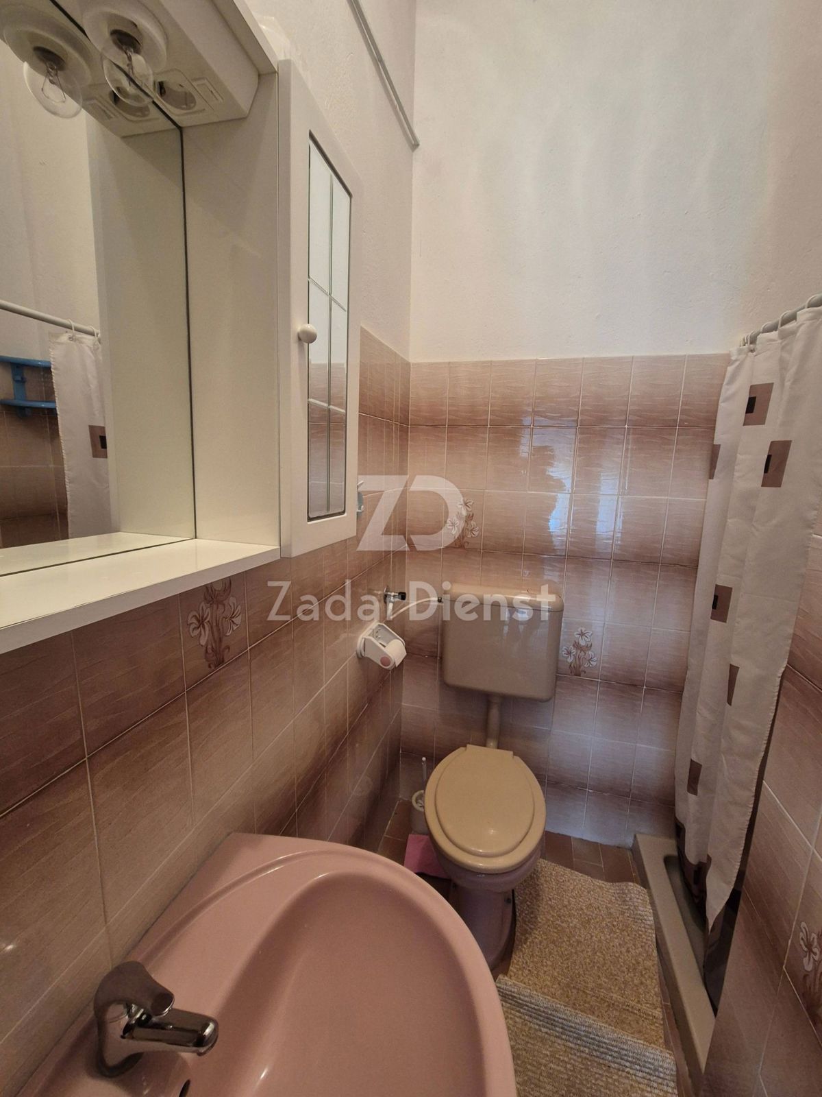 Casa con 4 unità abitative e vista sul mare a Sv. Filip i Jakov