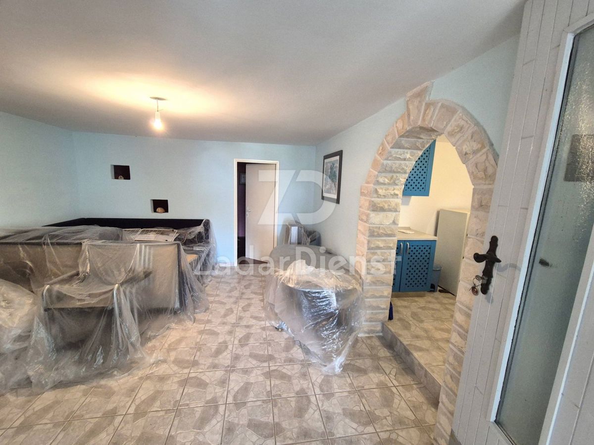 Casa con 4 unità abitative e vista sul mare a Sv. Filip i Jakov