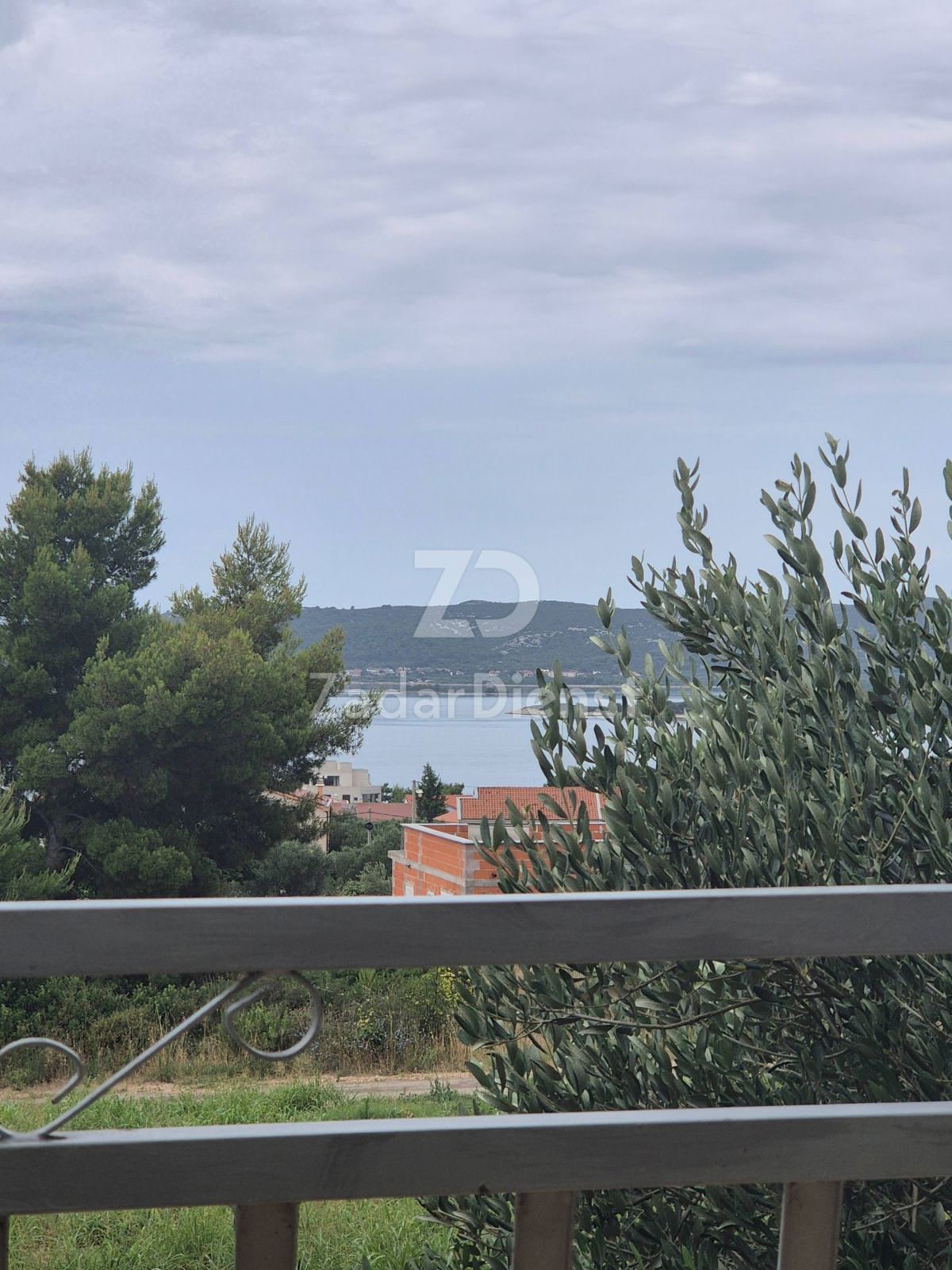 Casa con 4 unità abitative e vista sul mare a Sv. Filip i Jakov