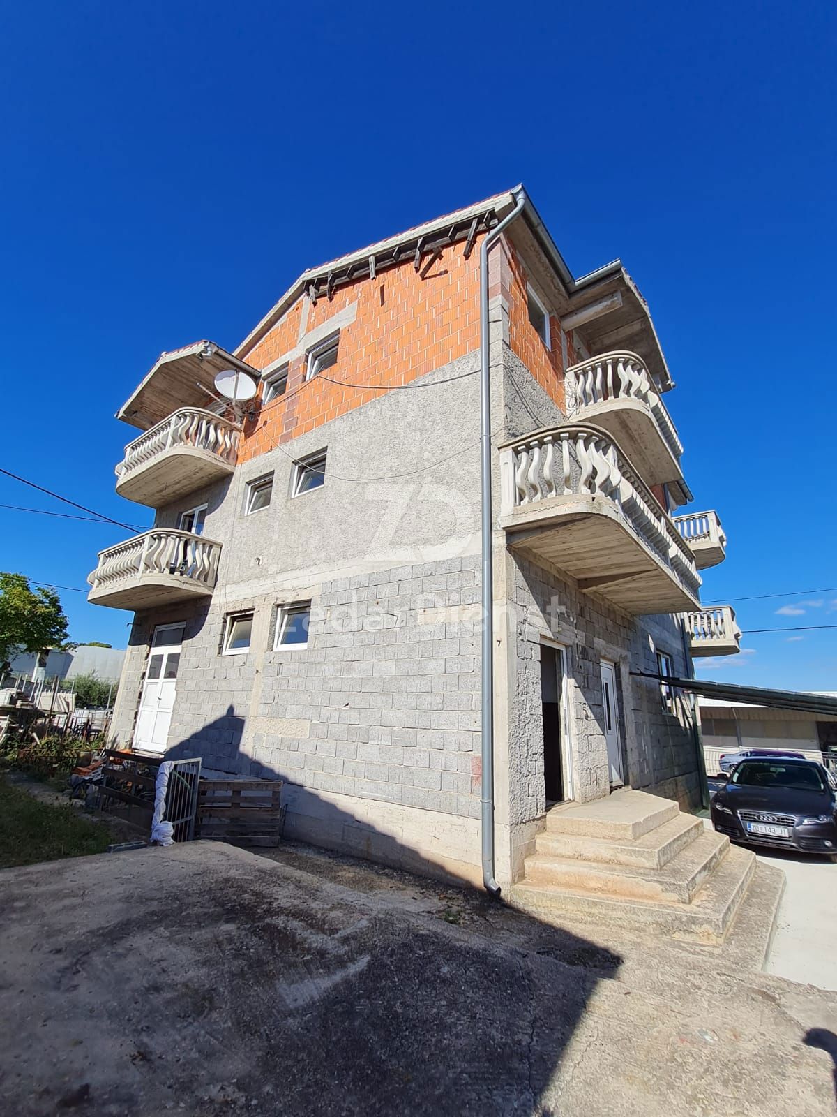 Casa unifamiliare di 334 m2 con 2 unità abitative - Zadar