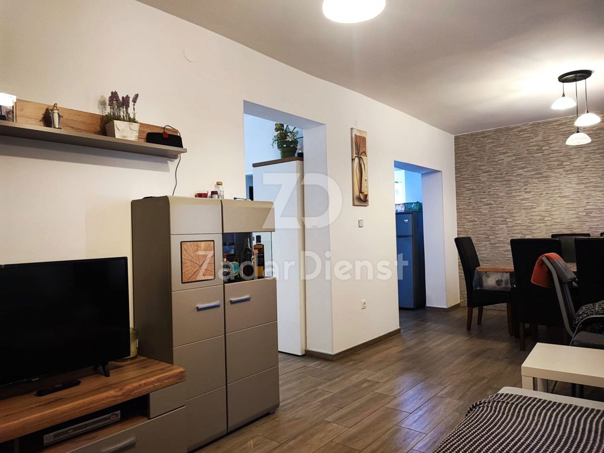 Bellissimo appartamento bilocale al primo piano di un edificio residenziale.