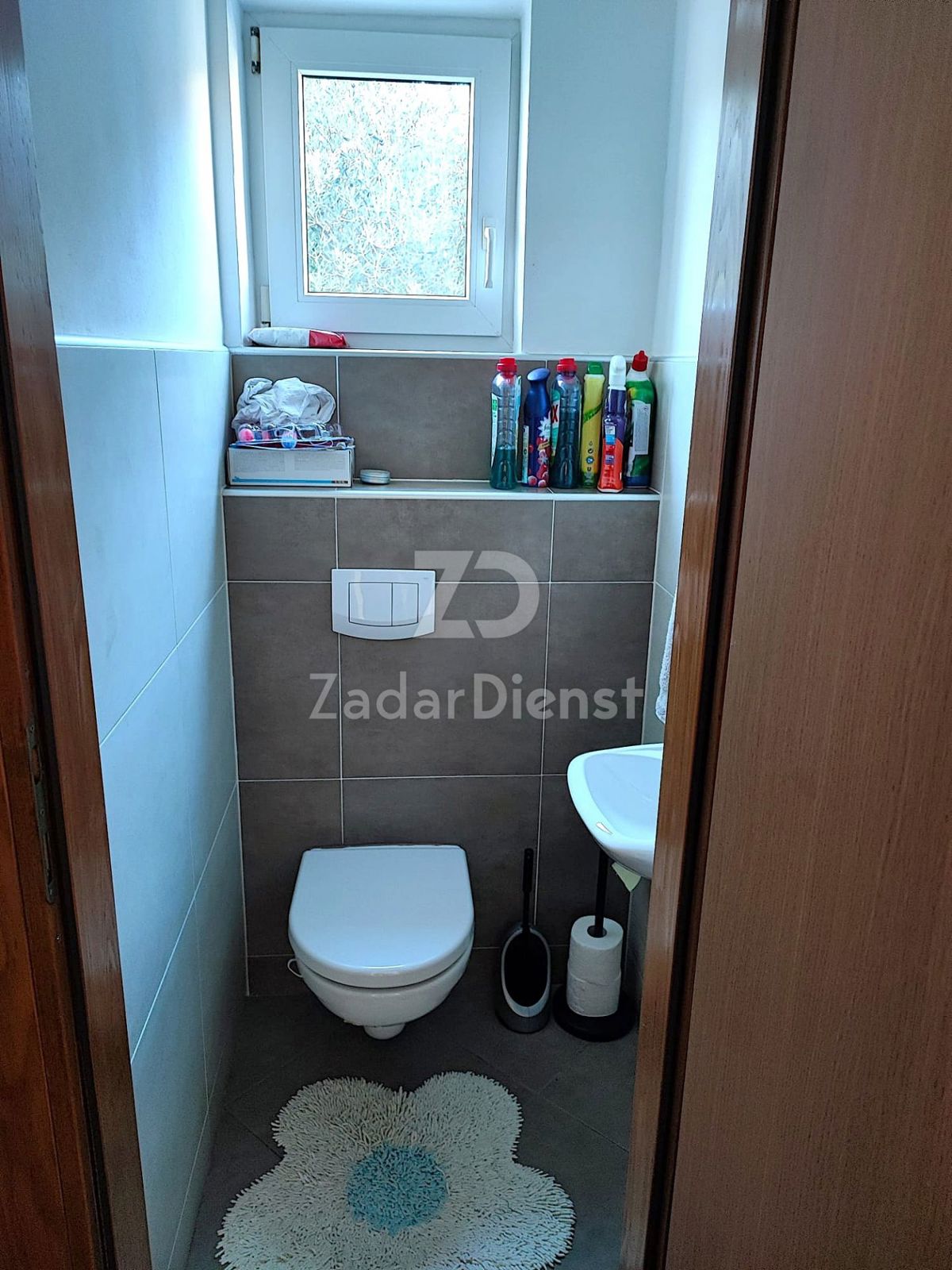 Bellissimo appartamento bilocale al primo piano di un edificio residenziale.