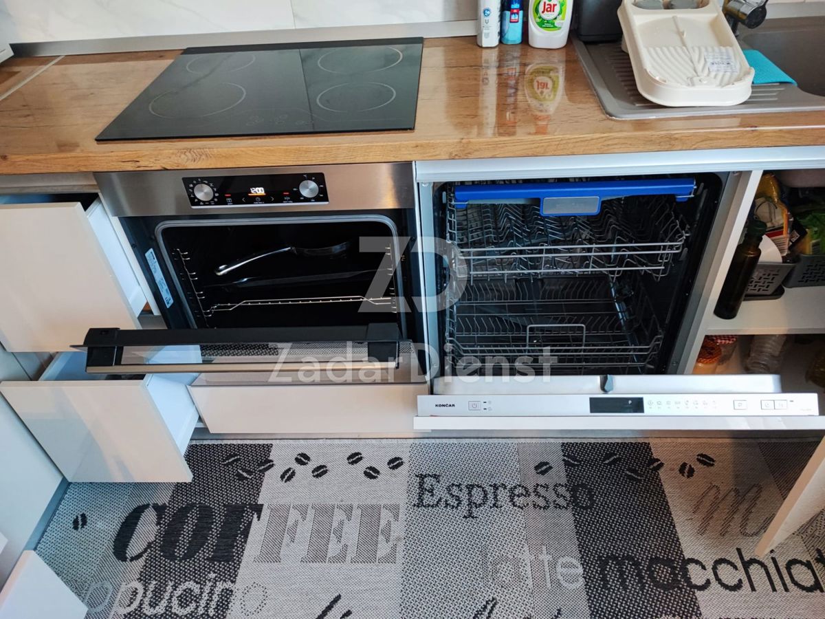 Bellissimo appartamento bilocale al primo piano di un edificio residenziale.