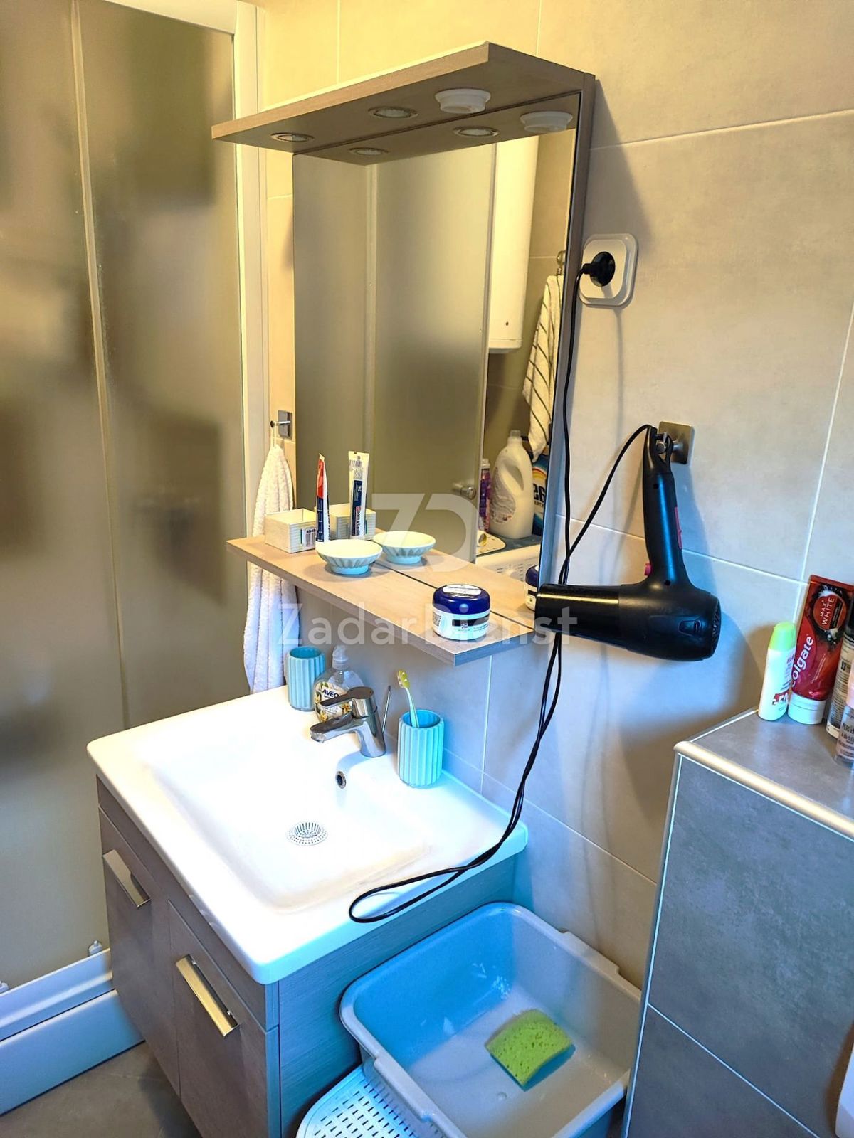 Bellissimo appartamento bilocale al primo piano di un edificio residenziale.