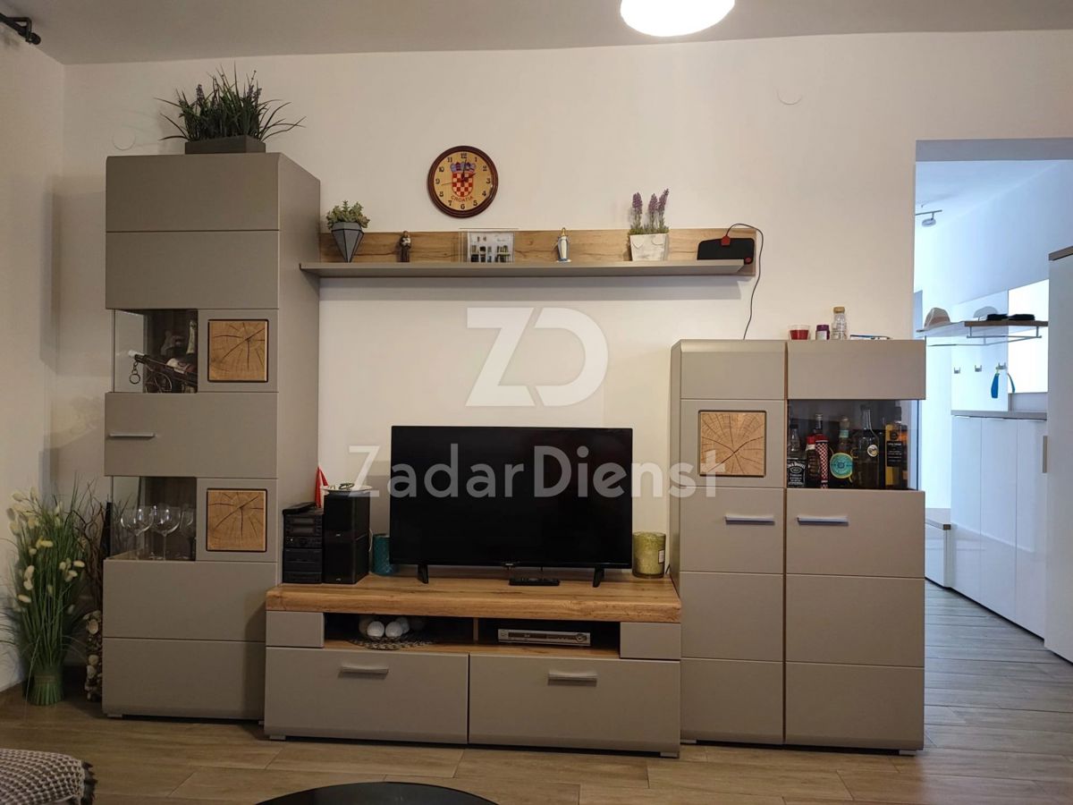 Bellissimo appartamento bilocale al primo piano di un edificio residenziale.