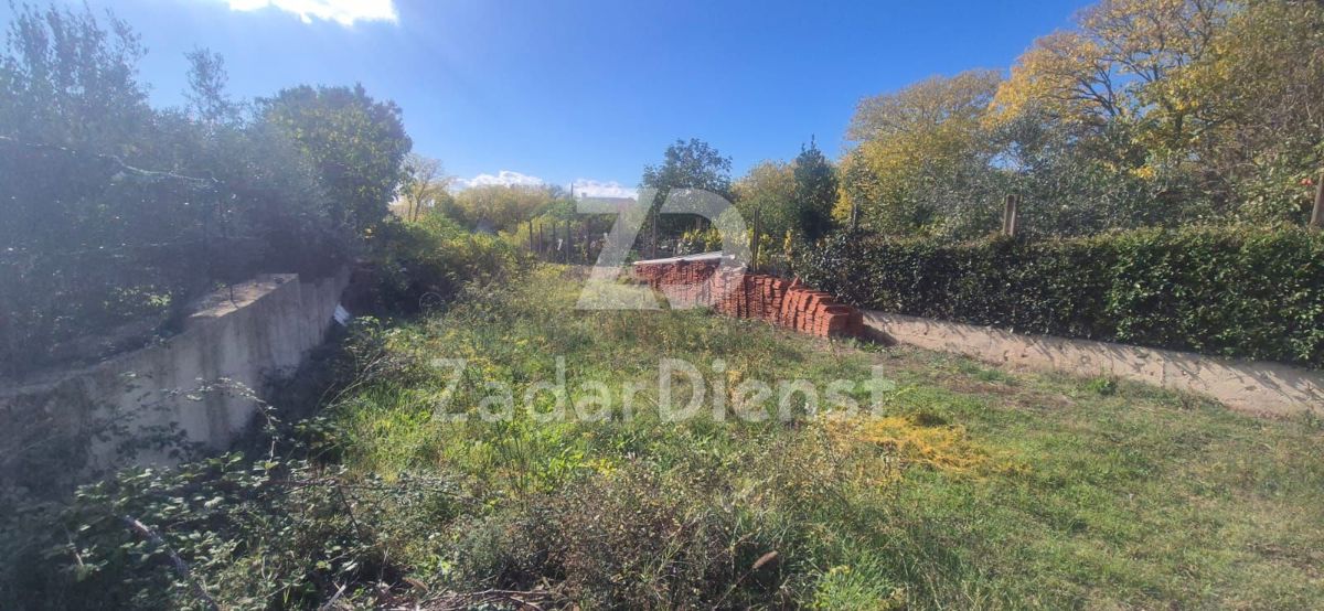 Terreno edificabile di 665 m2 con casa in pietra