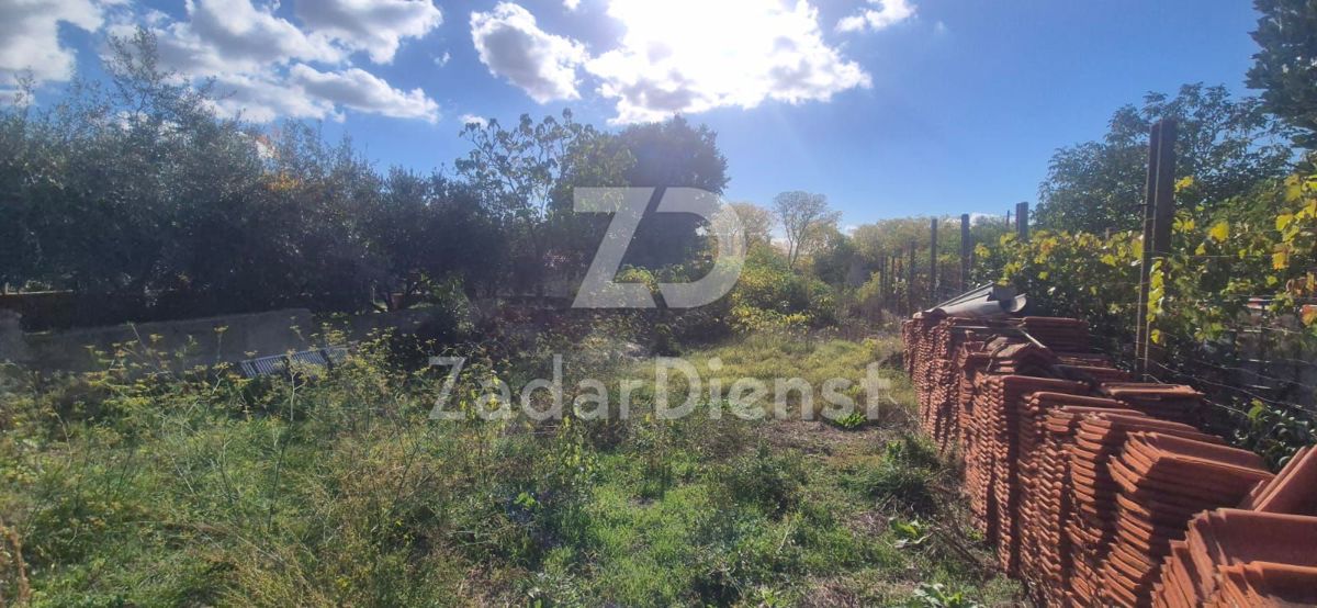 Terreno edificabile di 665 m2 con casa in pietra