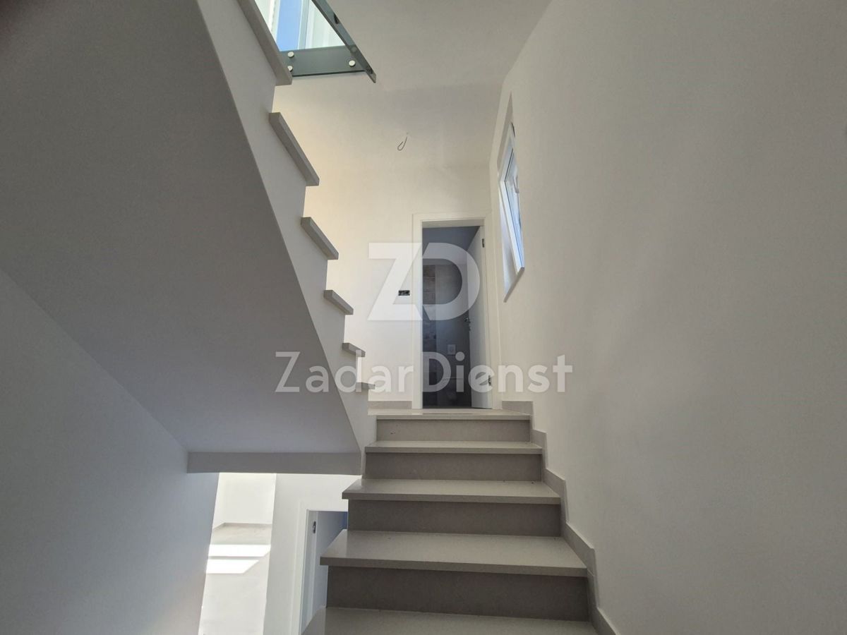 Casa moderna di 204 m2 con piscina a Vrsi