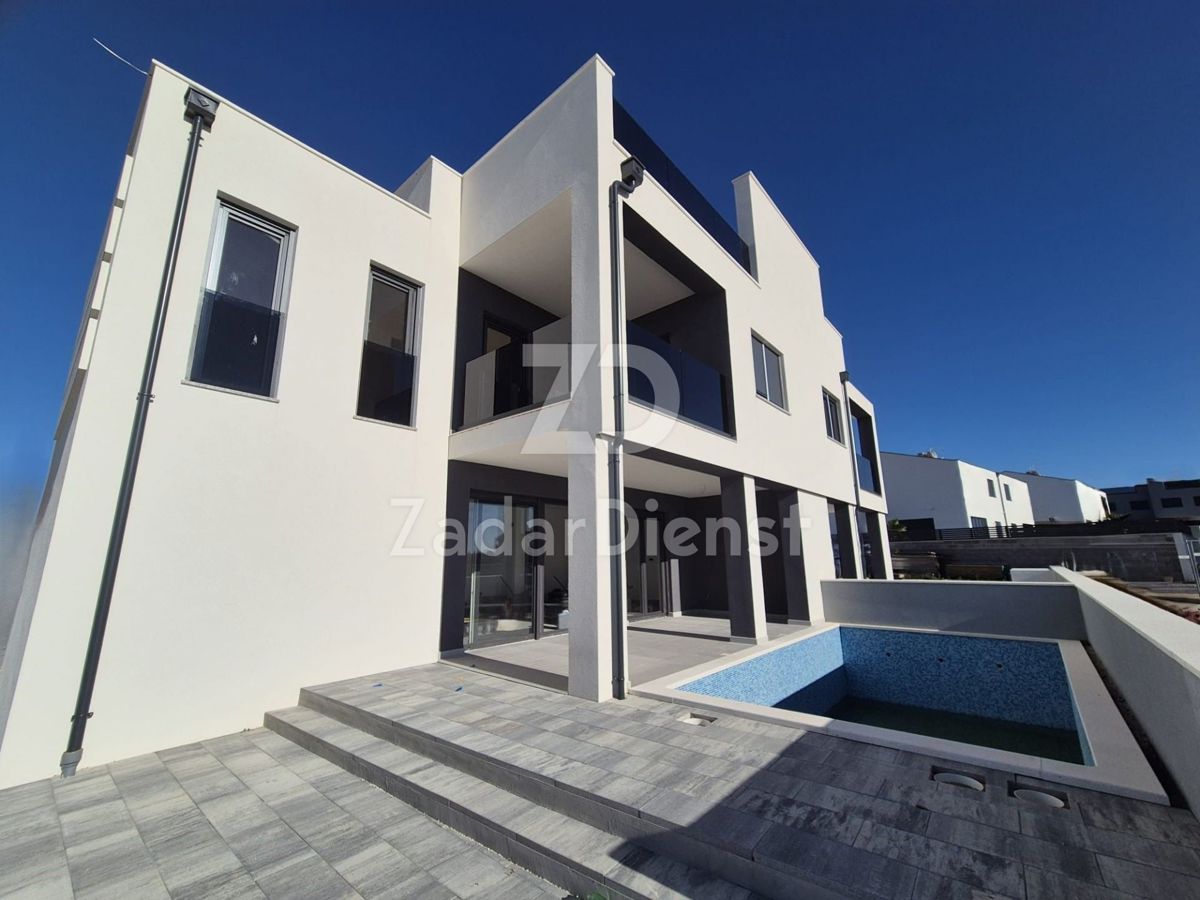 Casa moderna di 204 m2 con piscina a Vrsi