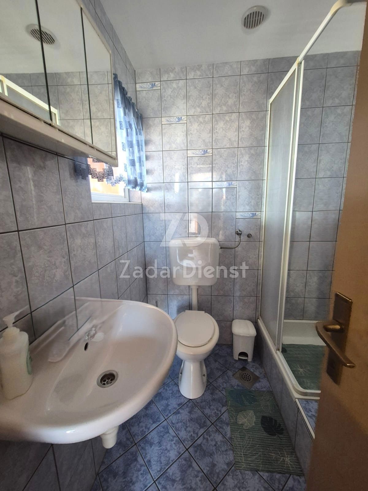 Casa con 3 unità abitative, seconda fila sul mare - Vir