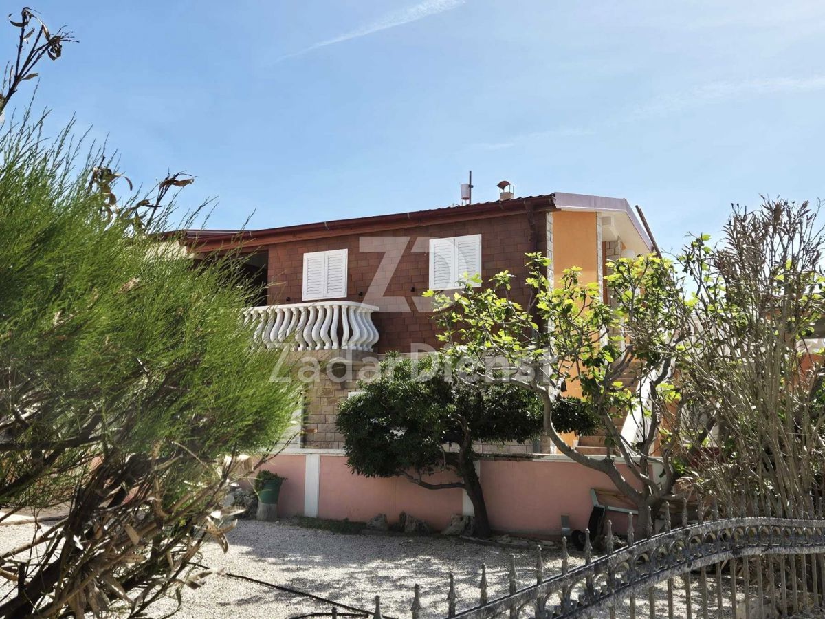 Casa con 3 unità abitative, seconda fila sul mare - Vir