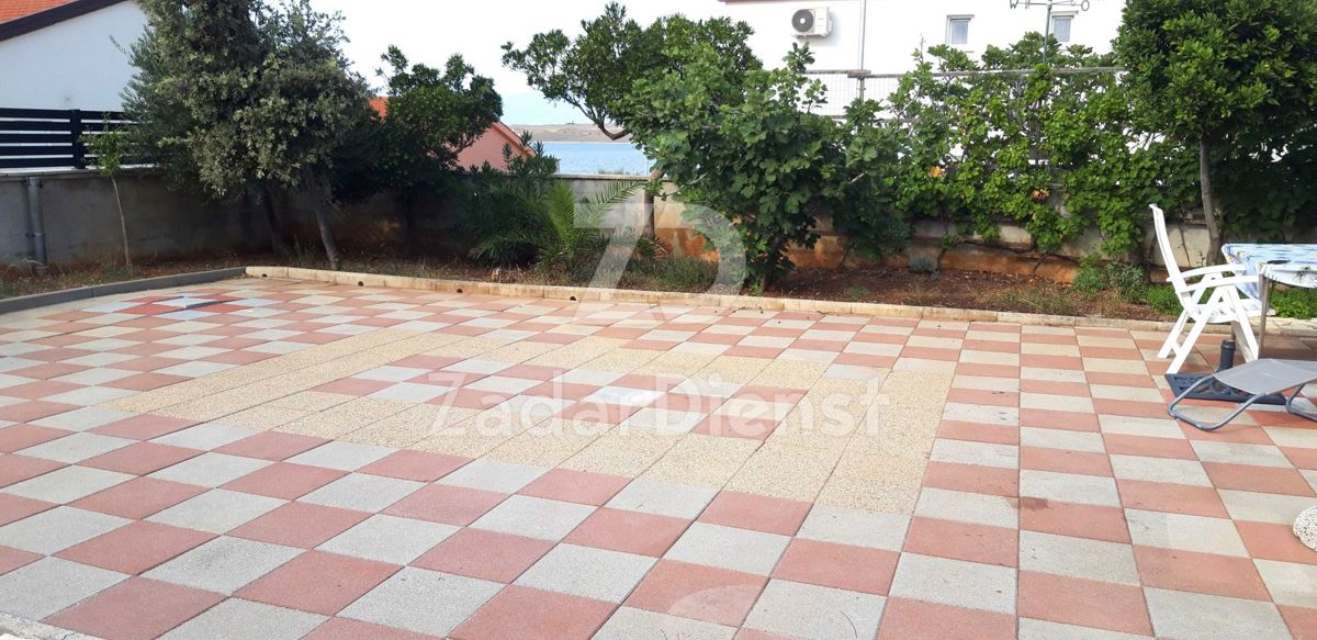 Splendida villetta al piano terra, seconda fila sul mare sull'isola di Vir