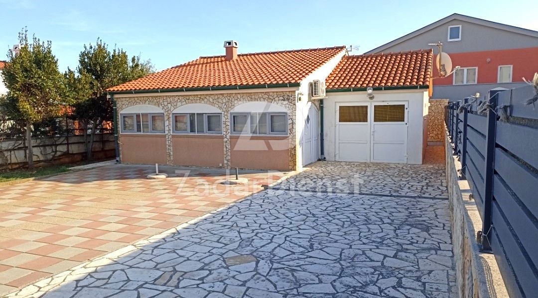 Splendida villetta al piano terra, seconda fila sul mare sull'isola di Vir