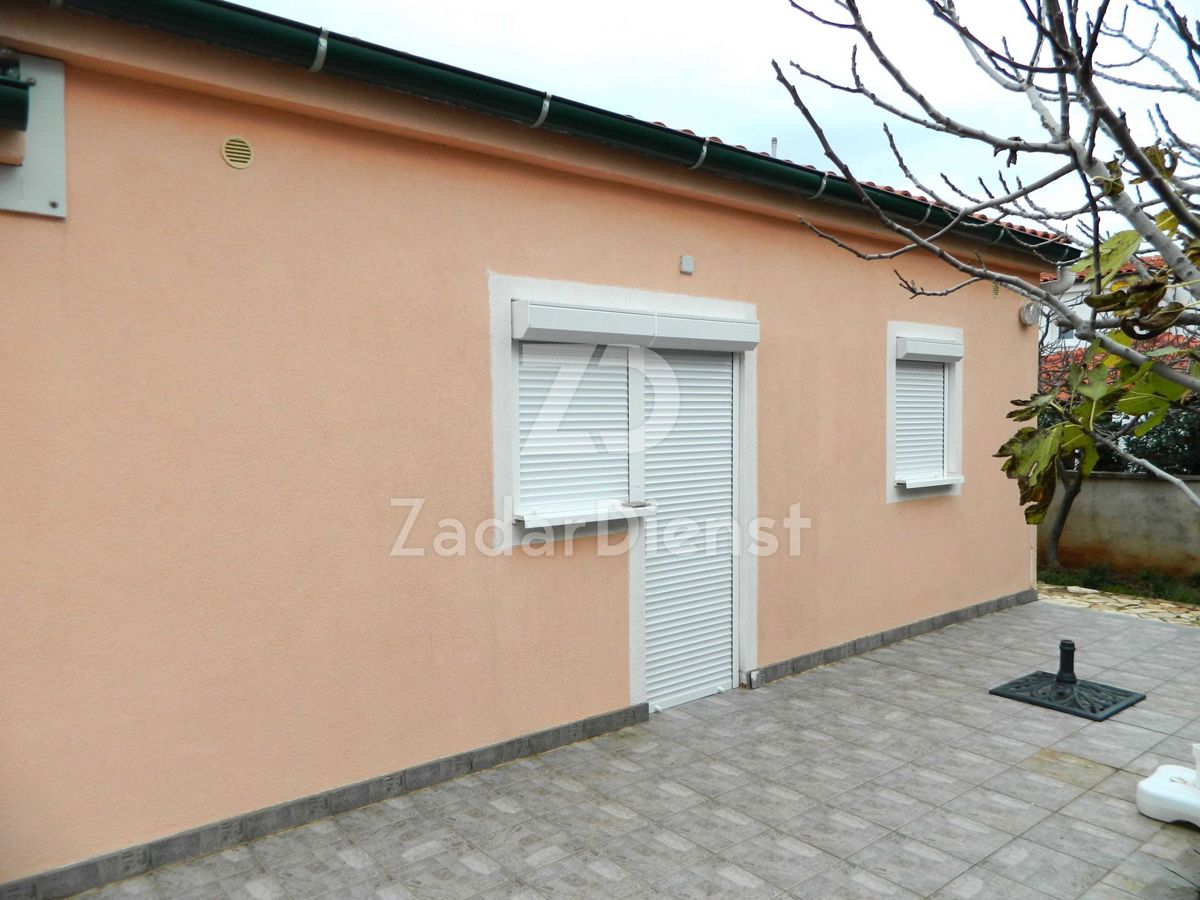 Splendida villetta al piano terra, seconda fila sul mare sull'isola di Vir