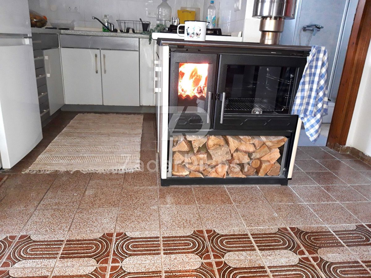 Splendida villetta al piano terra, seconda fila sul mare sull'isola di Vir