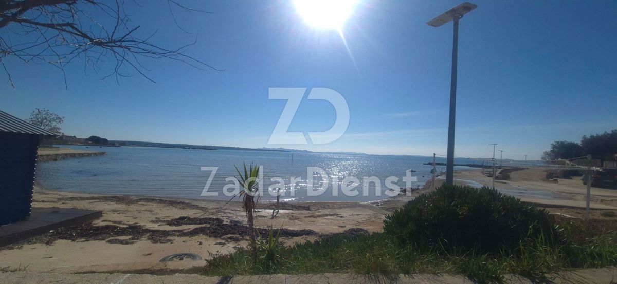 Terreno di 985 m2, seconda fila sul mare a Privlaka