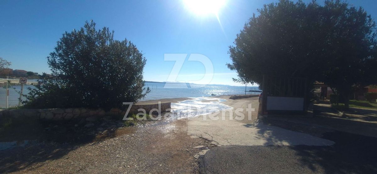 Terreno di 985 m2, seconda fila sul mare a Privlaka