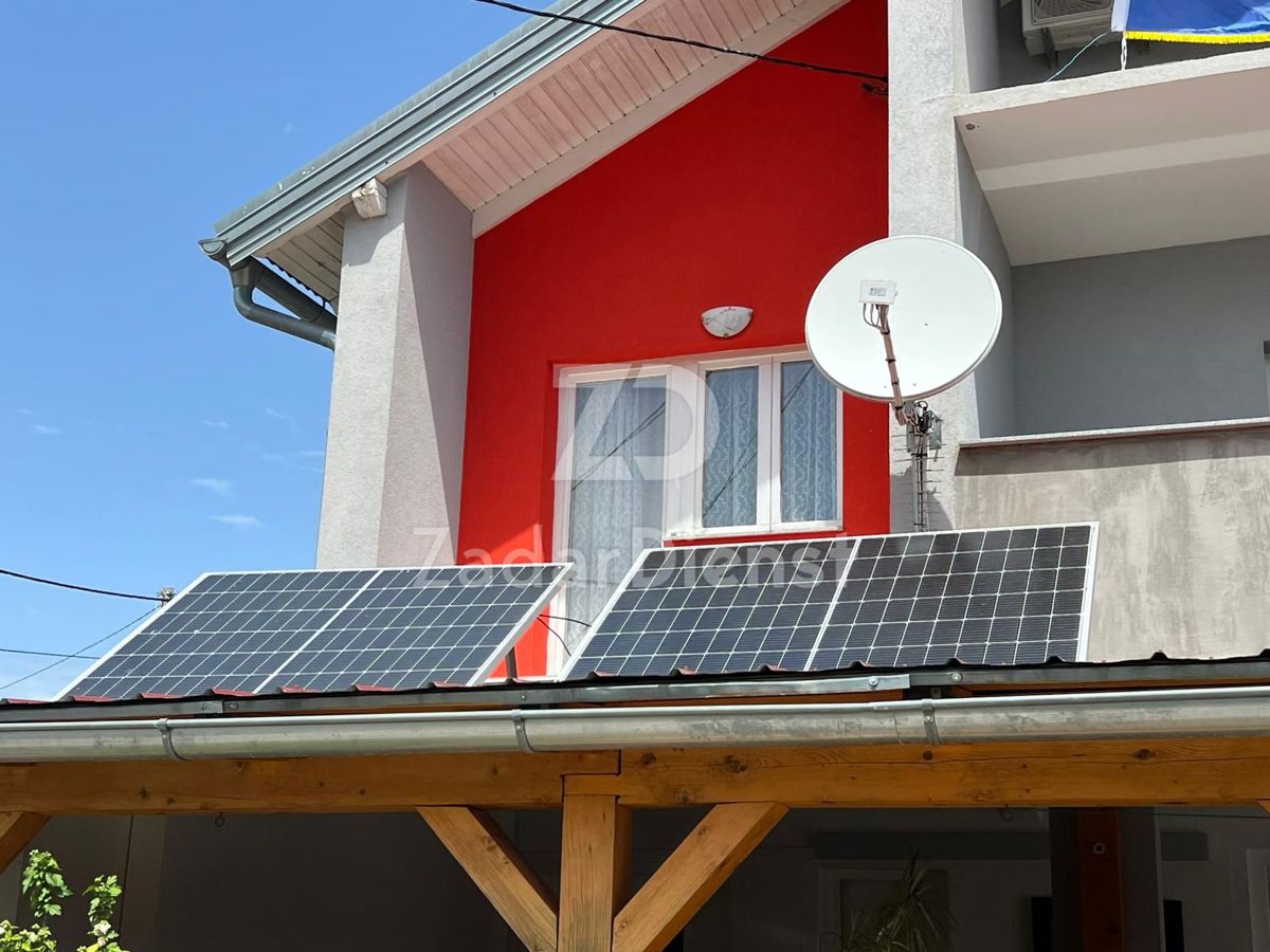 Bella casa con ampio giardino a Gračac