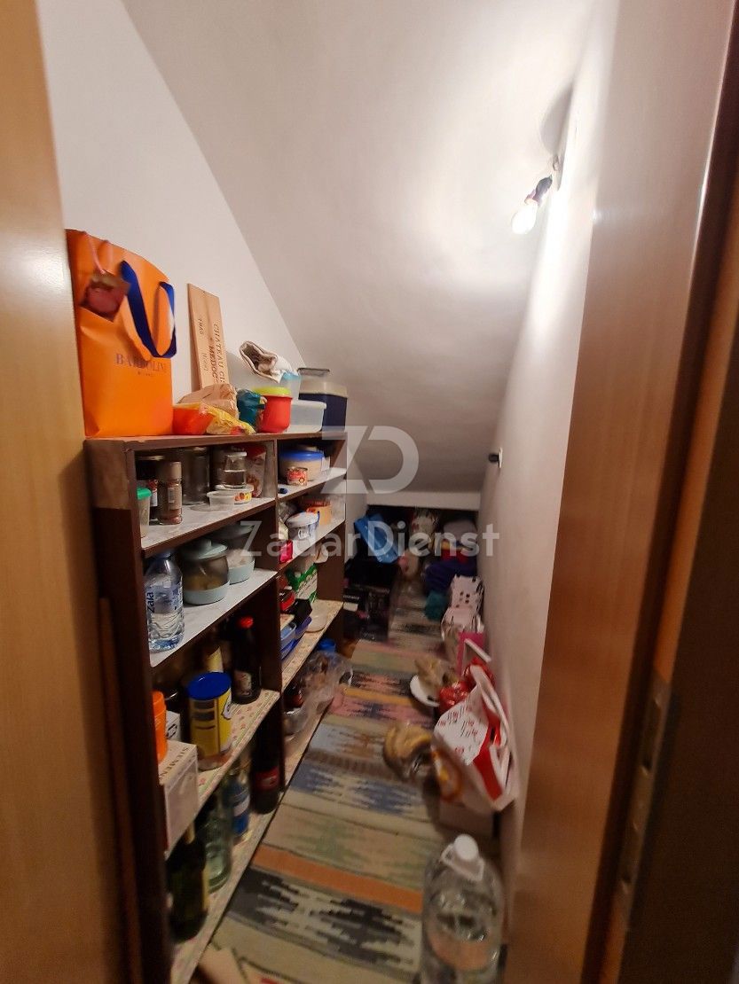 Bella casa con ampio giardino a Gračac