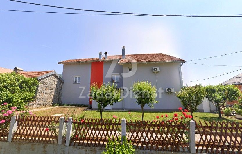 Bella casa con ampio giardino a Gračac