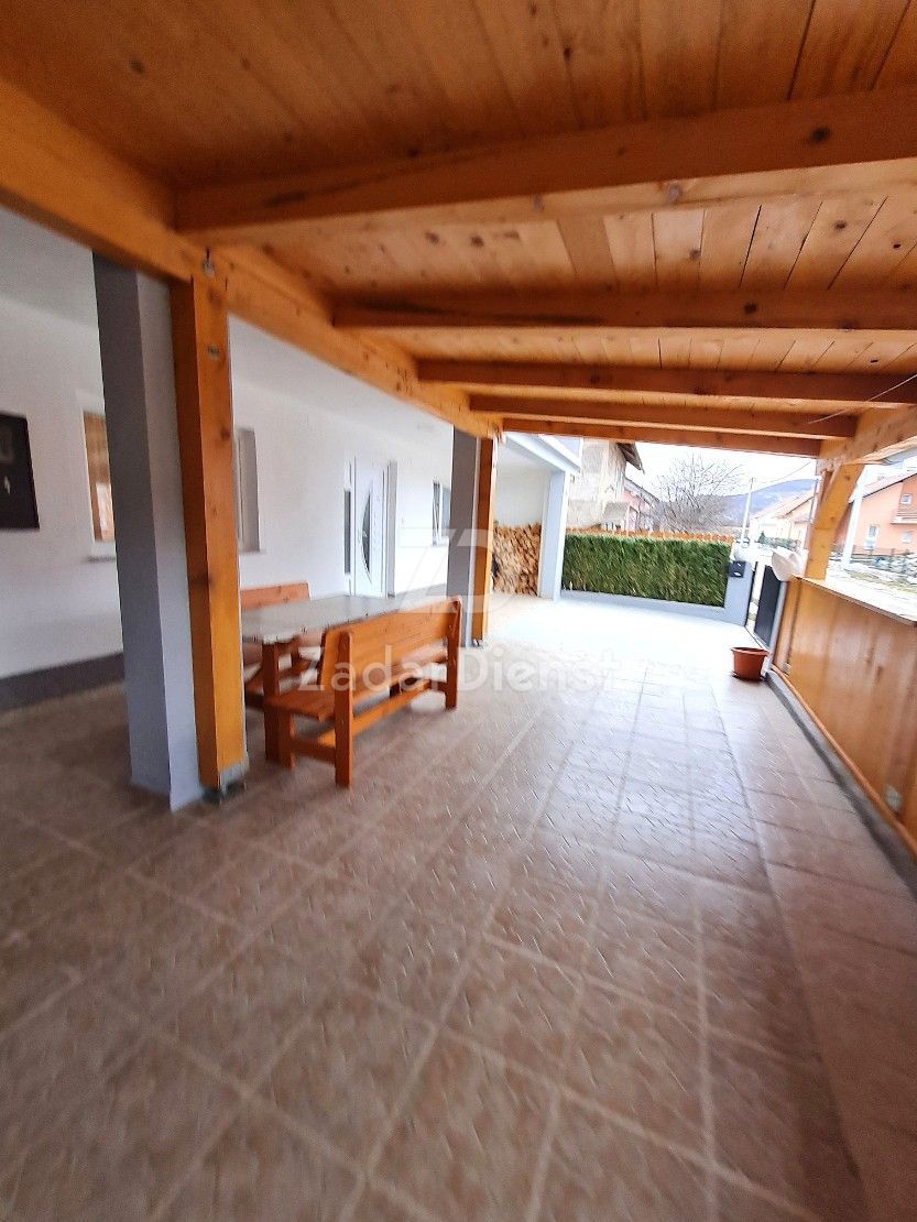 Bella casa con ampio giardino a Gračac