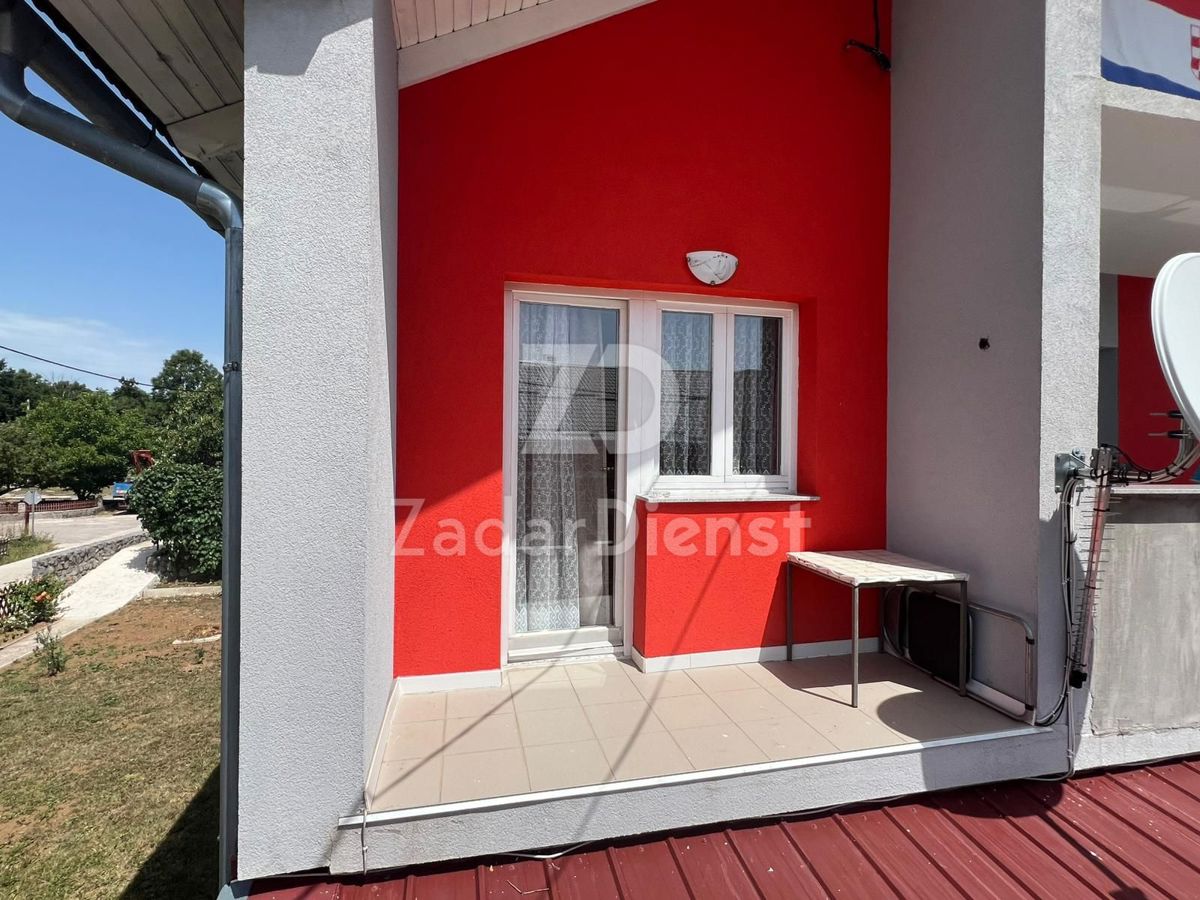 Bella casa con ampio giardino a Gračac