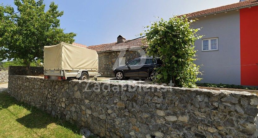Bella casa con ampio giardino a Gračac