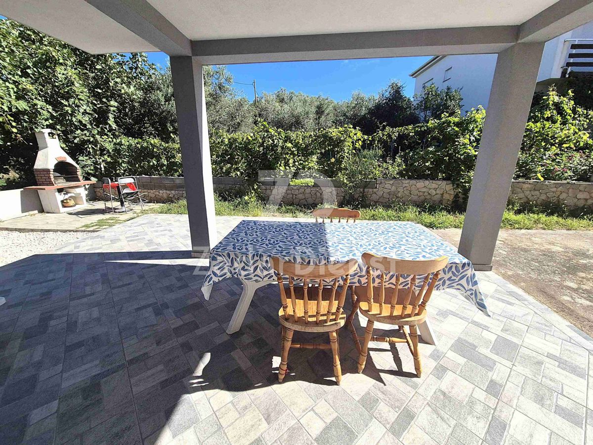 Casa con 3 unità abitative e vista mare a Kožino