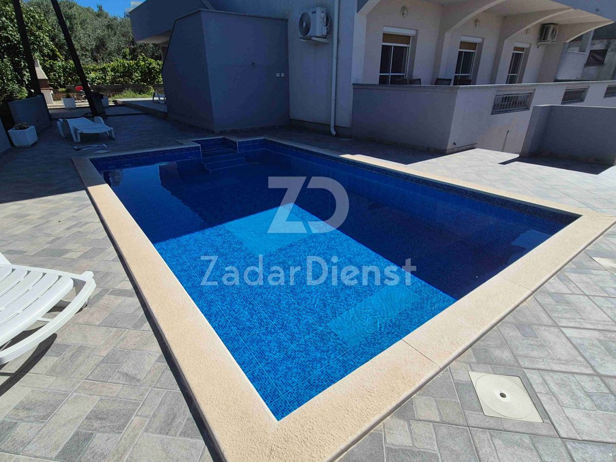 Casa con 3 unità abitative e vista mare a Kožino