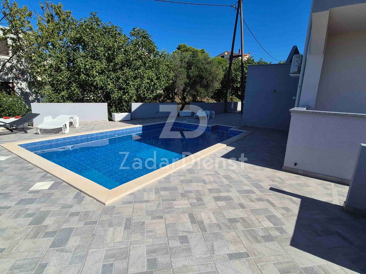 Casa con 3 unità abitative e vista mare a Kožino