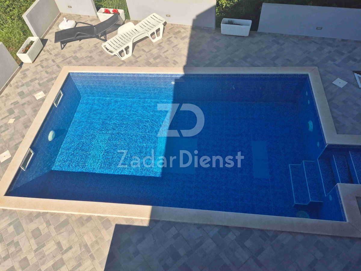 Casa con 3 unità abitative e vista mare a Kožino