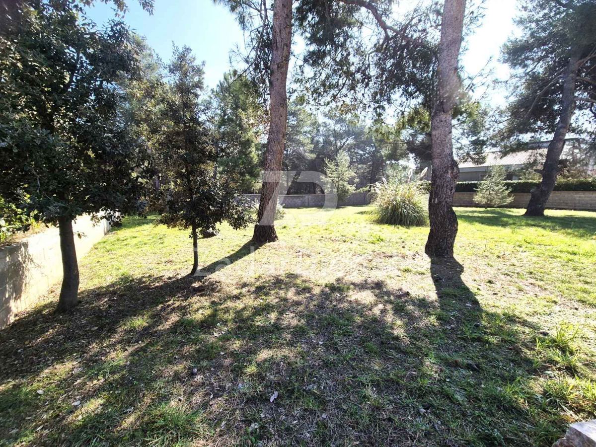 Terreno di 600 m², a 200 m dal mare sull'isola di Vir