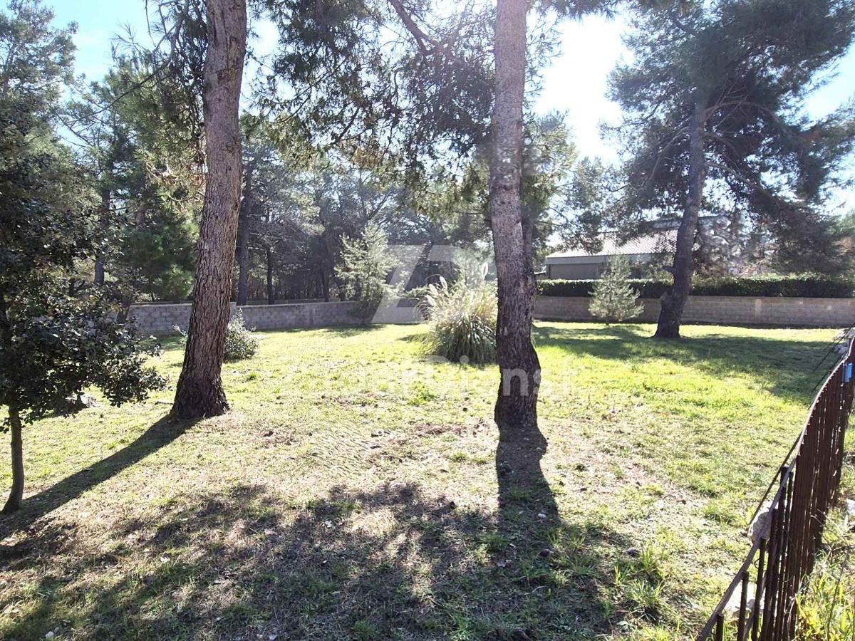 Terreno di 600 m², a 200 m dal mare sull'isola di Vir