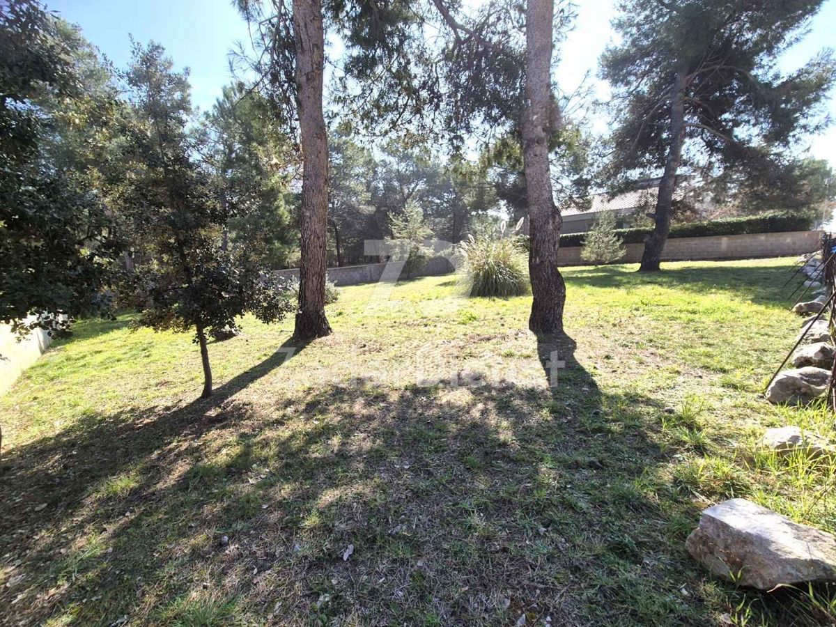 Terreno di 600 m², a 200 m dal mare sull'isola di Vir