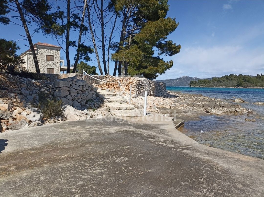 Terreno di 1334 m2, a 60 m dal mare - Mali Iž