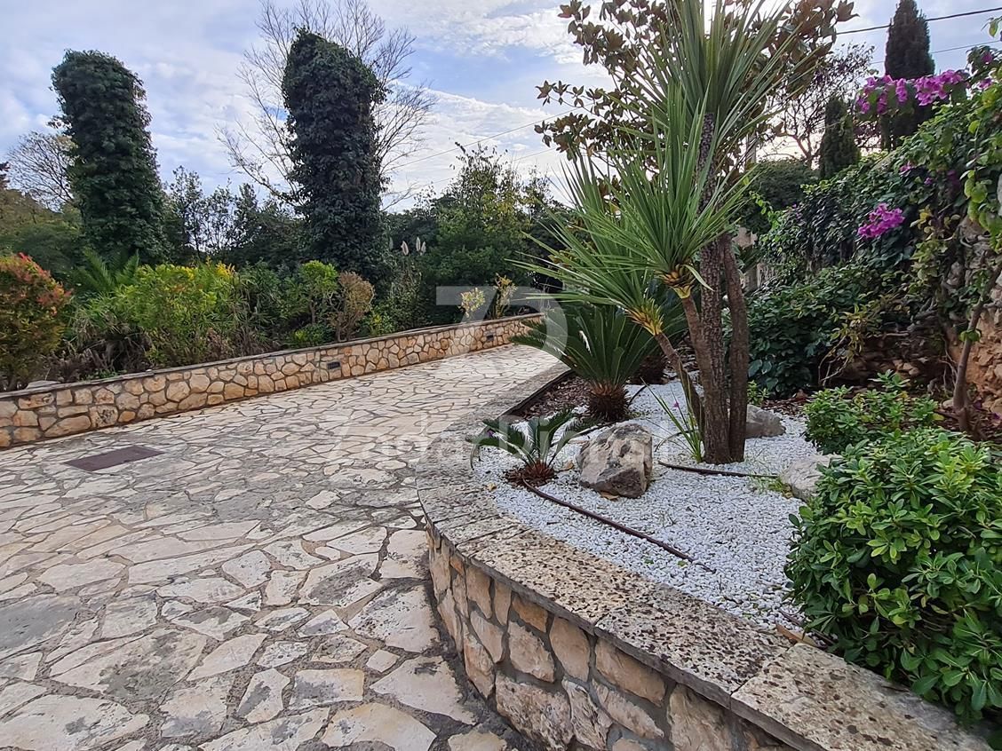 Villa con 7 unità abitative a Zara