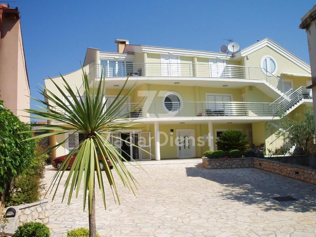 Villa con 7 unità abitative a Zara