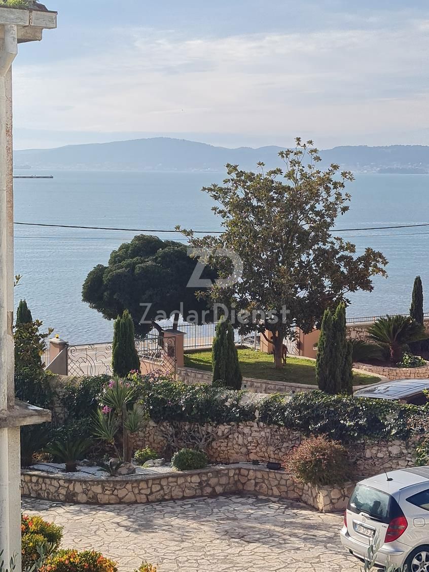 Villa con 7 unità abitative a Zara