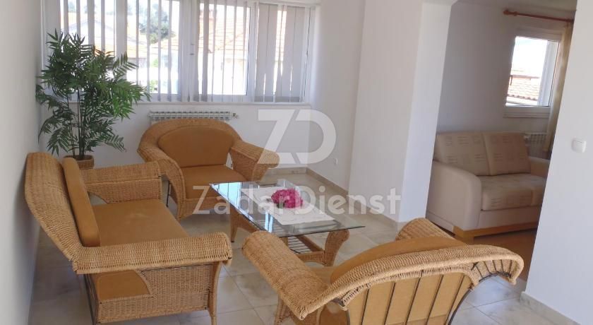 Villa con 7 unità abitative a Zara