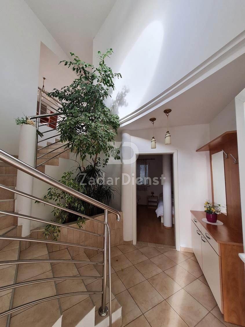 Villa con 7 unità abitative a Zara