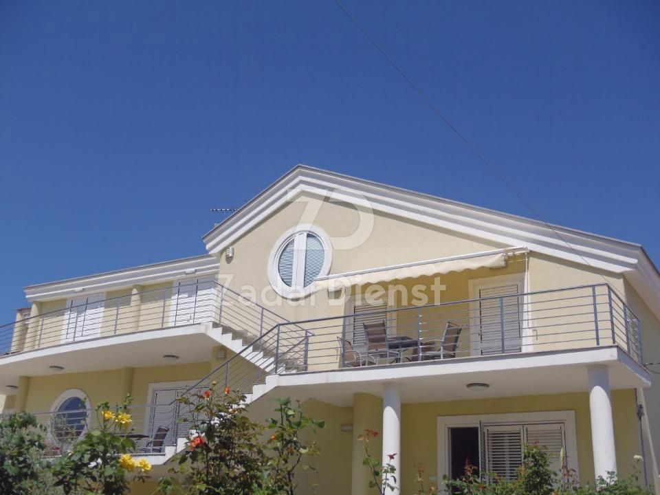 Villa con 7 unità abitative a Zara