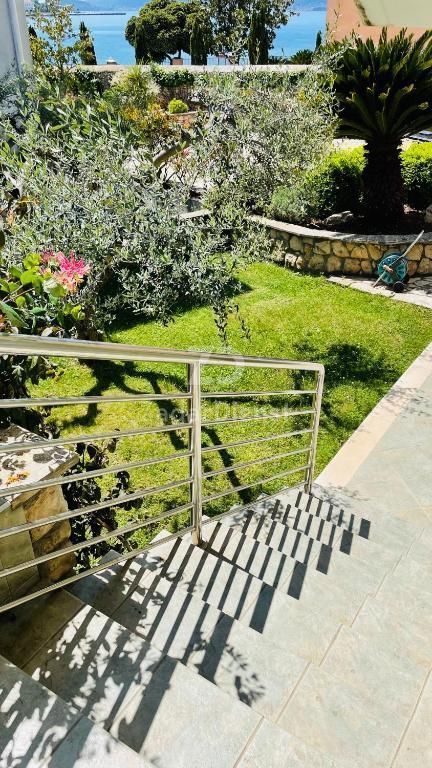 Villa con 7 unità abitative a Zara