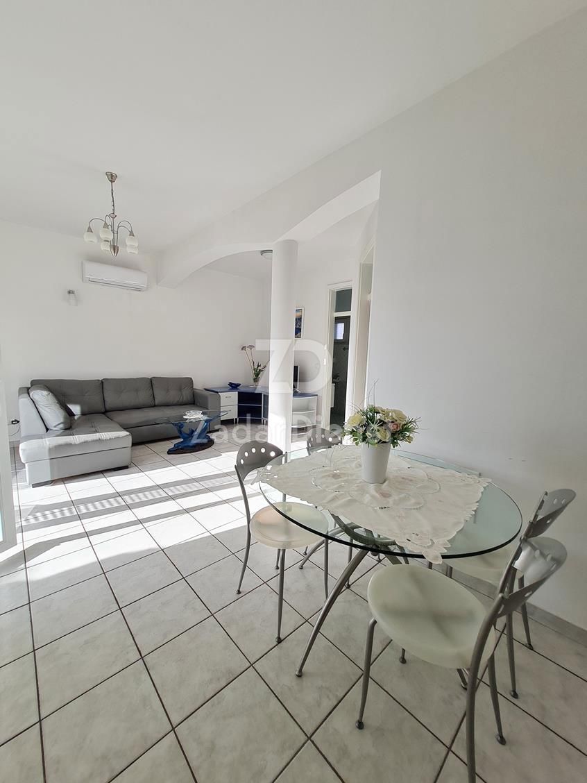 Villa con 7 unità abitative a Zara