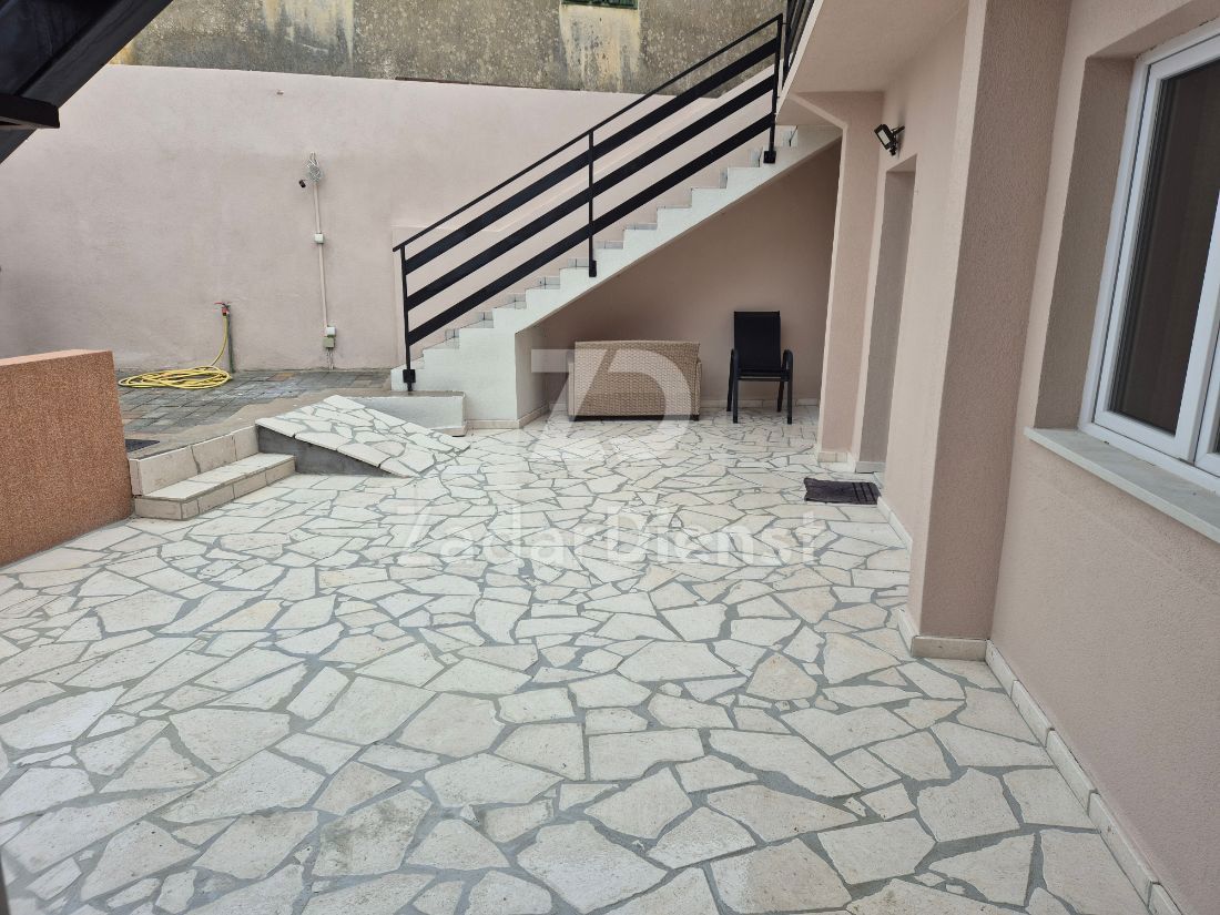 Casa con 3 unità abitative, a 150 m dal mare - Murter