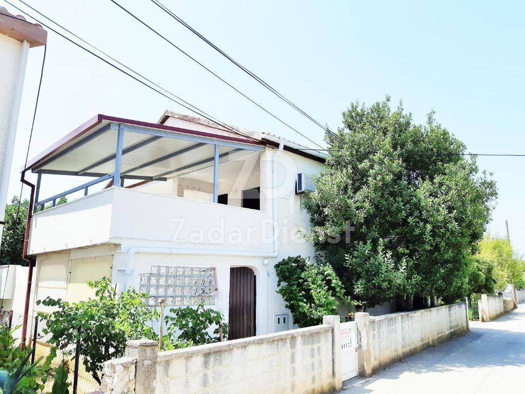 Casa indipendente a tre piani con 3 unità abitative