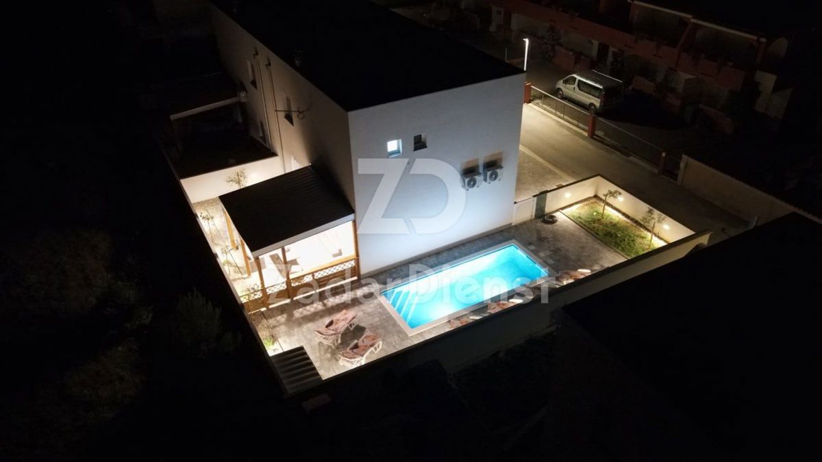 Casa bifamiliare con piscina e vista sul mare